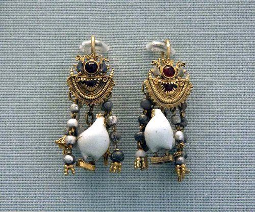 jeannepompadour:Etruscan earrings with pendant cocks in white enamel, c. 300 BC