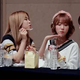 kidols: dayoung feeding luda vs. luda feeding seola vs. luda feeding herself ♡