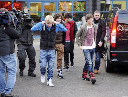 dailytomlinson:The boys outside ITV studios on December 6th 2010