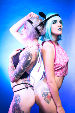 makingsciencesexy:  Neon babes.Right: @darlingniki-bLeft: