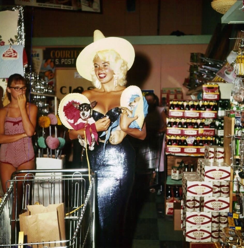 elizabitchtaylor: sparklejamesysparkle:  Jayne Mansfield grocery shopping in Las