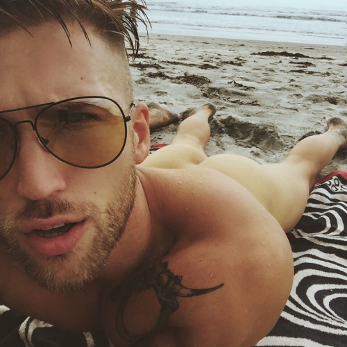 guyswithiphones-nude:  Photo http://ift.tt/1bHkUpB