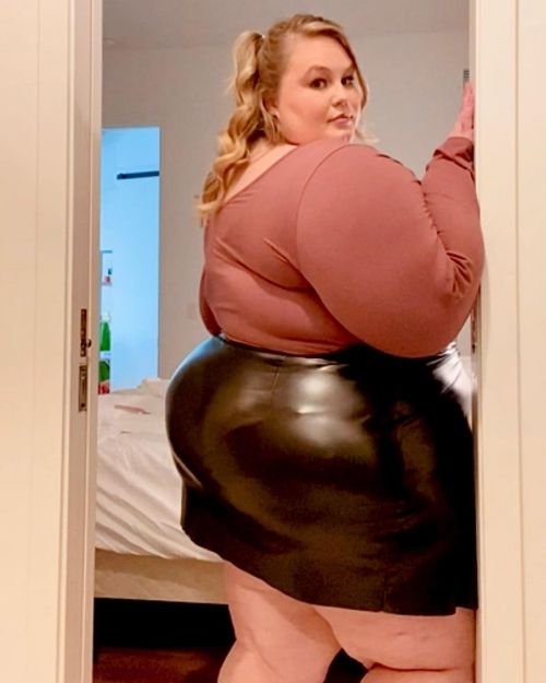 roxxieyo:I broke the zipper on my skirt, but my butt still looks nice  www.instagram.com/p/C