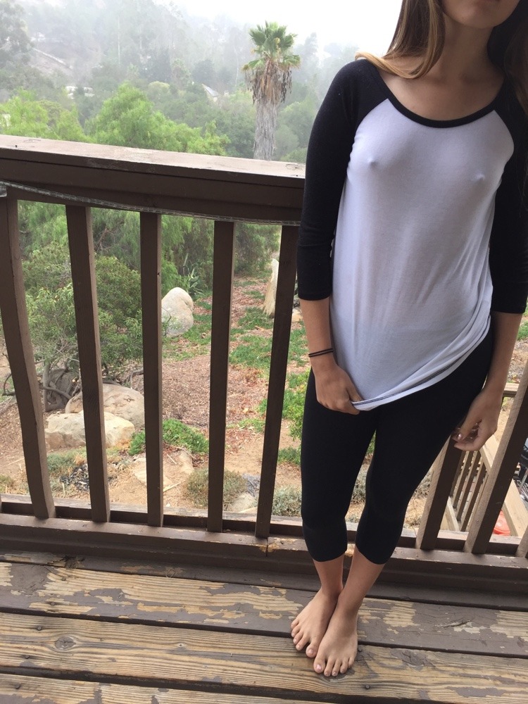 xotellyourfriends:  So cold out 🌸💋