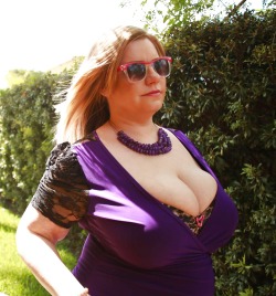 theubercurve:  Plump, delicious, cleavage.