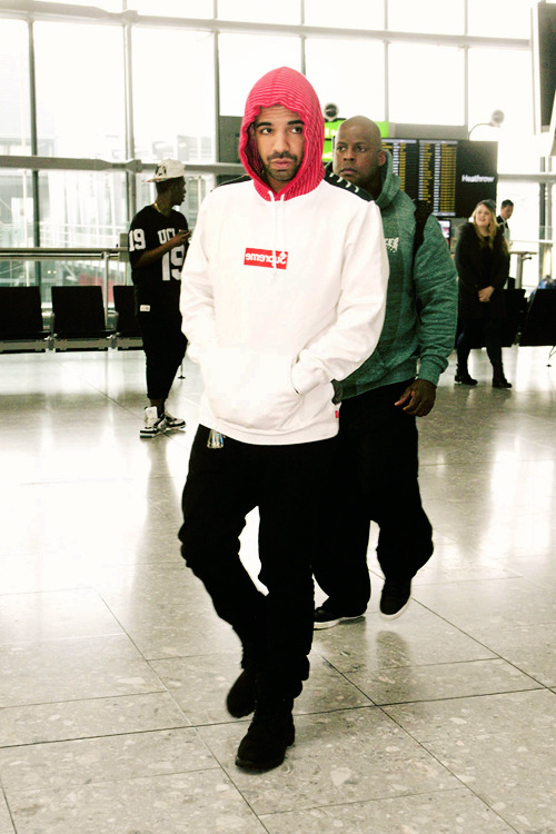 ggolf-wangg:  DRAKE IN A COMME DES GARÇON X SUPREME HODDIE OH MY GOD 😭😍