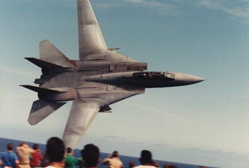 soldierporn: Bring back that lovin’ feeling, ‘cuz it’s gone.flytofight: Grumman F-14 Tomcat flybys  