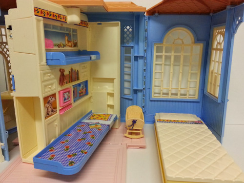 fyretrobarbie:Barbie Family House (1998)