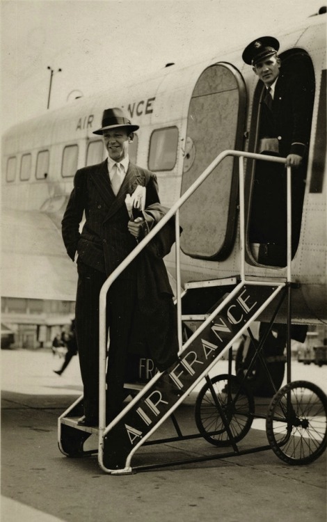 freddie-my-love:Fred Astaire boarding a plane from Paris to London, September 1939