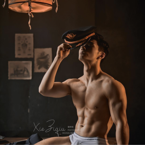 artoffreddieniem-blog:  【最受人喜欢的业余男模小哥：天天 （Demon） 】模特组照update  「为什么男体不能成为艺术创作的主题，荷尔蒙也需要一种关注。在私密的空间里，用摄影去表现私密，空间，害羞，无处安放的荷尔蒙，对很多人来说是极需要的感受。」他毕业于上海民航职业技术学校；小哥Demon的