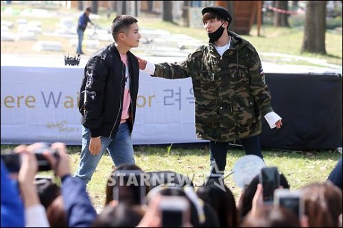 plincess-cho:  161011: Ryeowook at the Enlistment Site And Leeteuk teaching him to salute ㅠㅠ