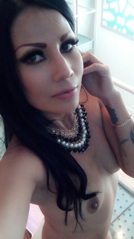 elperrochingon:  leoloveslatinas:  🌹leoloveslatinas🌹  😘😘  Delicious!