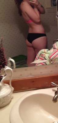 booty-touchin:  But hey look at this HORRIBLE picture of me from last night before I got in a hot tub. Ass lookin alright though