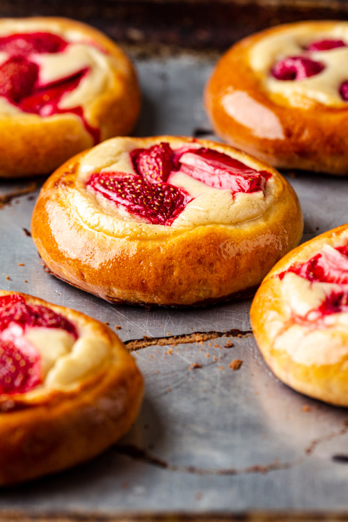 Vegan Polish sweet cheese rolls with berriesVegan Polish sweet cheese rolls with berries are a summe