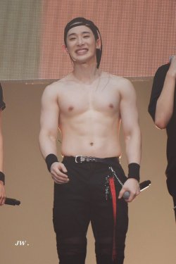 wonho-be-mine:  BOI WHY YOU SO RUDE?! YOU RUINED ME WITH THAT NICE ASS BODY AND YOU RUIN ME EVEN MORE WITH THAT FUCKING CUTE ASS SMILE OF YOURS?!Credit: 주세요원호♡