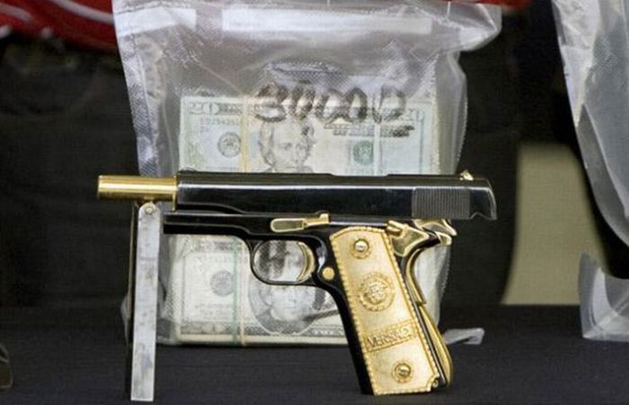 cosmuur:  Solid gold Versace Pistol 