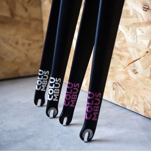 ciclicorsa: Custom-painted Columbus Carbon Forks are quickly becoming a hot ticket item here at Cicl