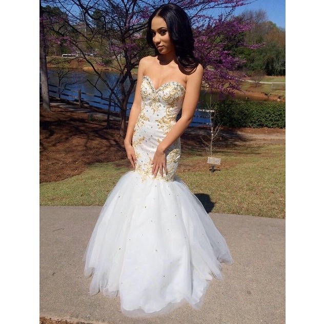 chanel-and-louboutins:  Beautiful 😍 submit your prom pictures