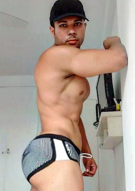 adictoalosculones:  Pinche culototototote de Alexandre (big booty Alexandre)😲😳😍😈🍑👅🍆💦