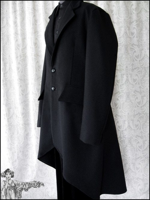 neil-gaiman:kambriel:Previews of the very new &amp; very black Fuliginous Frock coat designed by Kam