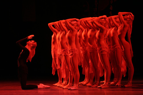  Ulyana Lopatkina and the corps de ballet of the Mariinsky Theatre in Arif Melikov/Yuri Grigorovich&