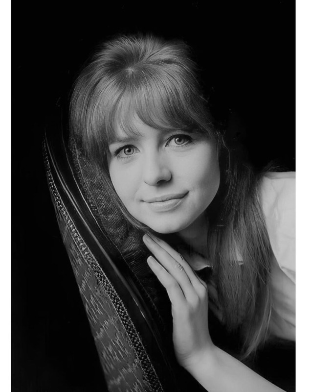 Beautiful Jane Asher photographed at home, 1964🌺🌺🌺
📸Frankie Avalon
Via @ladyjaneasher on Instagram🌺