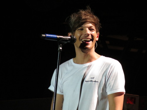 too-old-for-this-ship:  Giggly Louis at MetLife, August 5 CREDIT PLEASE
