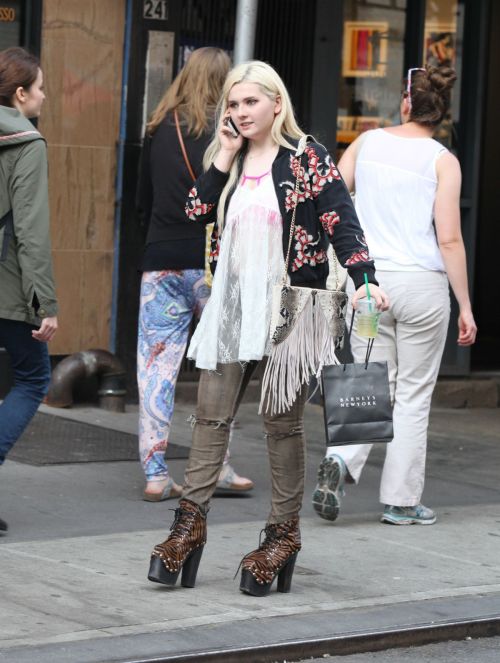 Abigail Breslin - Street Style. ♥  On the phone to how to walk in these heels lol. ♥