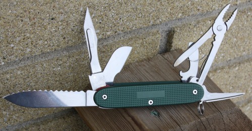 sakitup:  Custom by Syph with scalpel blade.    
