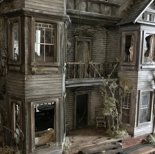 bitchofnovember:peatyrjames:sixpenceee:Abandoned Dollhouses by Juli Steel. Her Instagram is @twisted