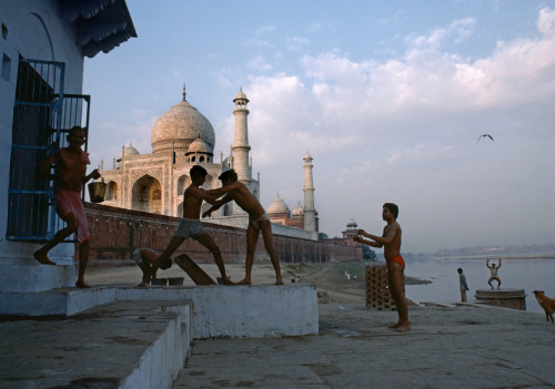 fotojournalismus:  Taj Mahal, Agra, 1985.Photographs by Raghu Rai