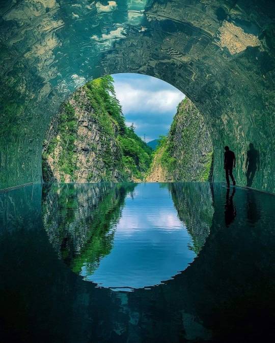misterlemonzafterlife:mutant-distraction:Kiyotsu Gorge Tunnel in Niigata Prefecture.