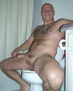 Now that&rsquo;s the way to sit on the toilet