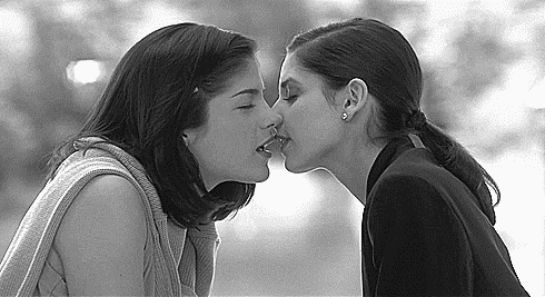 manos-heracleio:The hottest lesbian kiss ever from the movie Cruel Intensions