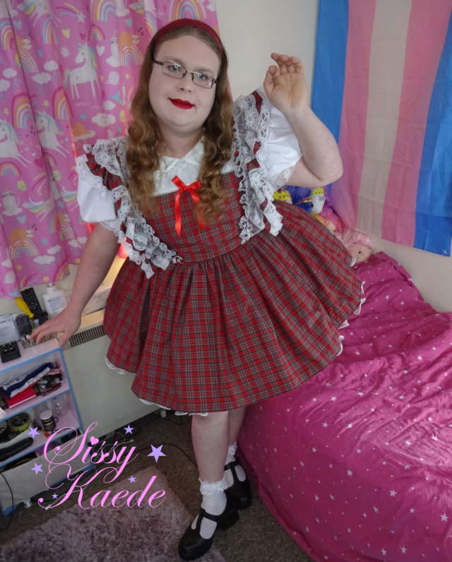 Just in my sissy school dress tonight, days i get to be my sissy self are the best hehe.Just a bit of nappy upskirt on show tonight, I am still dependant on them, always will be. #sissy#sissydress#prissysissy#abdl#sissyschoolgirl#sissybaby