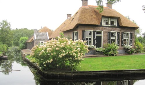 odditiesoflife:A Floating Village with No RoadsThe idyllic village of Giethoorn in the Netherlands h