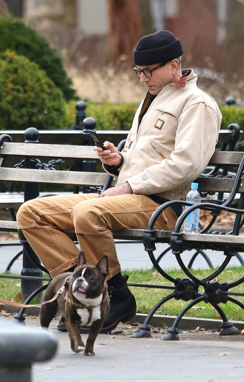 phantomthread: Daniel Day-Lewis was spotted sitting alone on a park bench in Manhattan’s Downt