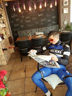 lycladuk:  Lycra cyclist manspread 