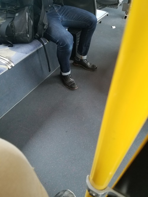 Proper manspreading