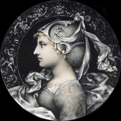 A circular grisaille enamel plaque probably depicting Minerva.Limoges, second half 19th Century.Sour