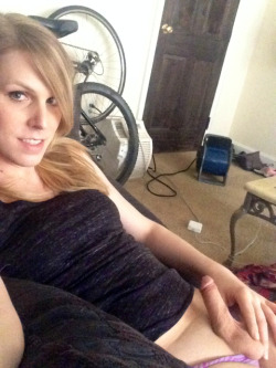 tsjeyne:  just laying around… need someone to come over and play with me ;P  I would sit on it, while kissing you!!!!