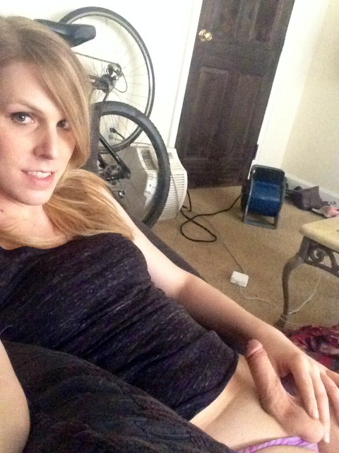 supertrojon:  tsjeyne:  just laying around… need someone to come over and play with me ;P  Wow!!! 
