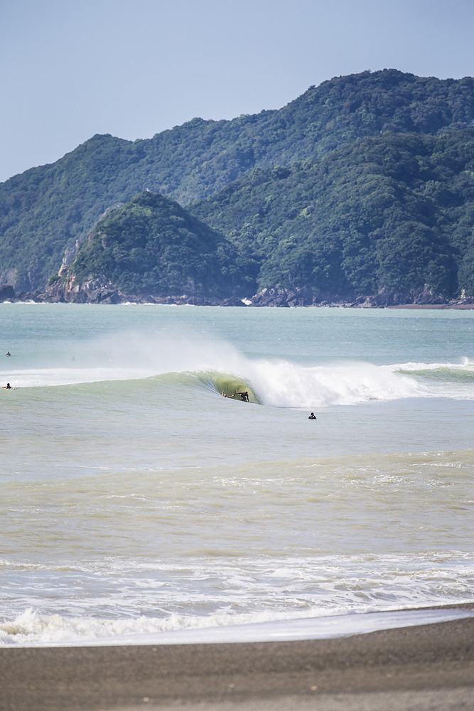 highenoughtoseethesea:  Anthony Walsh, Japan Photo: Brent Bielmann 
