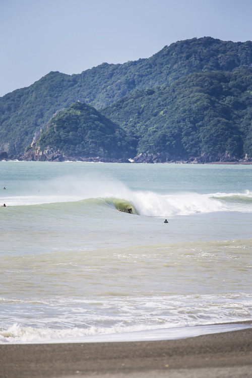 highenoughtoseethesea:  Anthony Walsh, Japan Photo: Brent Bielmann 