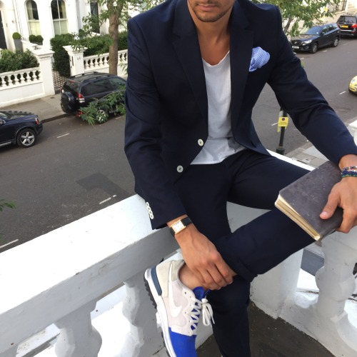 Suit X Sneakers. Check out more outfits inspiration at www.louisnicolasdarbon.com Instagram @louisni