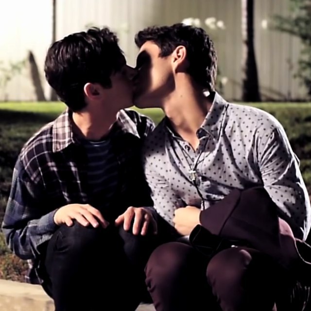 omgaylove:  http://omgaylove.tumblr.com/