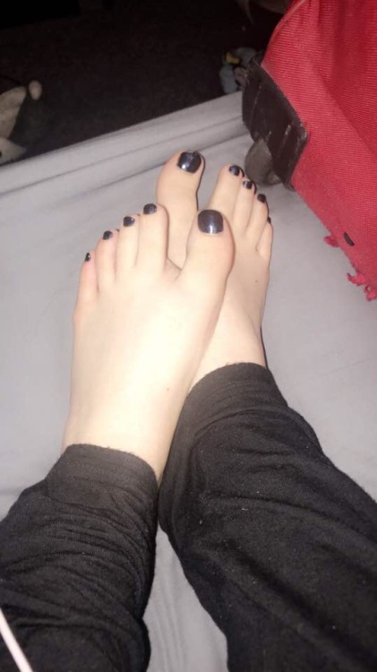 kikfeet: I need these big toes in my mouth.