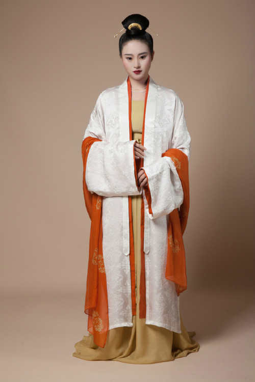 changan-moon:Traditional Chinese hanfu by 裝束與樂舞 and 桑纈