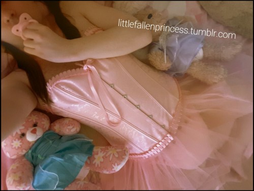 littlefallenprincess:I’m just Mommy’s pretty little baby dolly, waiting to be played wit