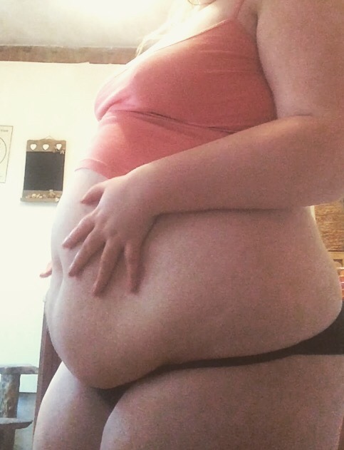 that-fatt-girl:  Come play with my belly